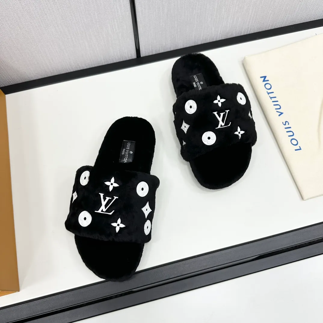 👟👟Ex-factory price 520👟👟 High-end quality L. Latest fur mop 🍟 Original imported genuine leather outsole 🍆 Imported fur-integrated lambswool fabric (LV letters are attached to the car, which is not comparable to wool on the market. The wool on the market is easy to pull out and the quality is comparable🆚) 🧐 Inner lining/foot pads: imported wool 🥰 SIZE: 35-41 (40/41 customized, non-returnable) 🥴 Original packaging